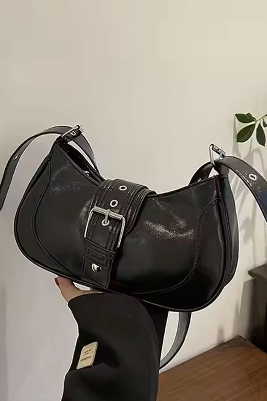 2000s Crescent Shoulder Crossbody Bag - Image 3