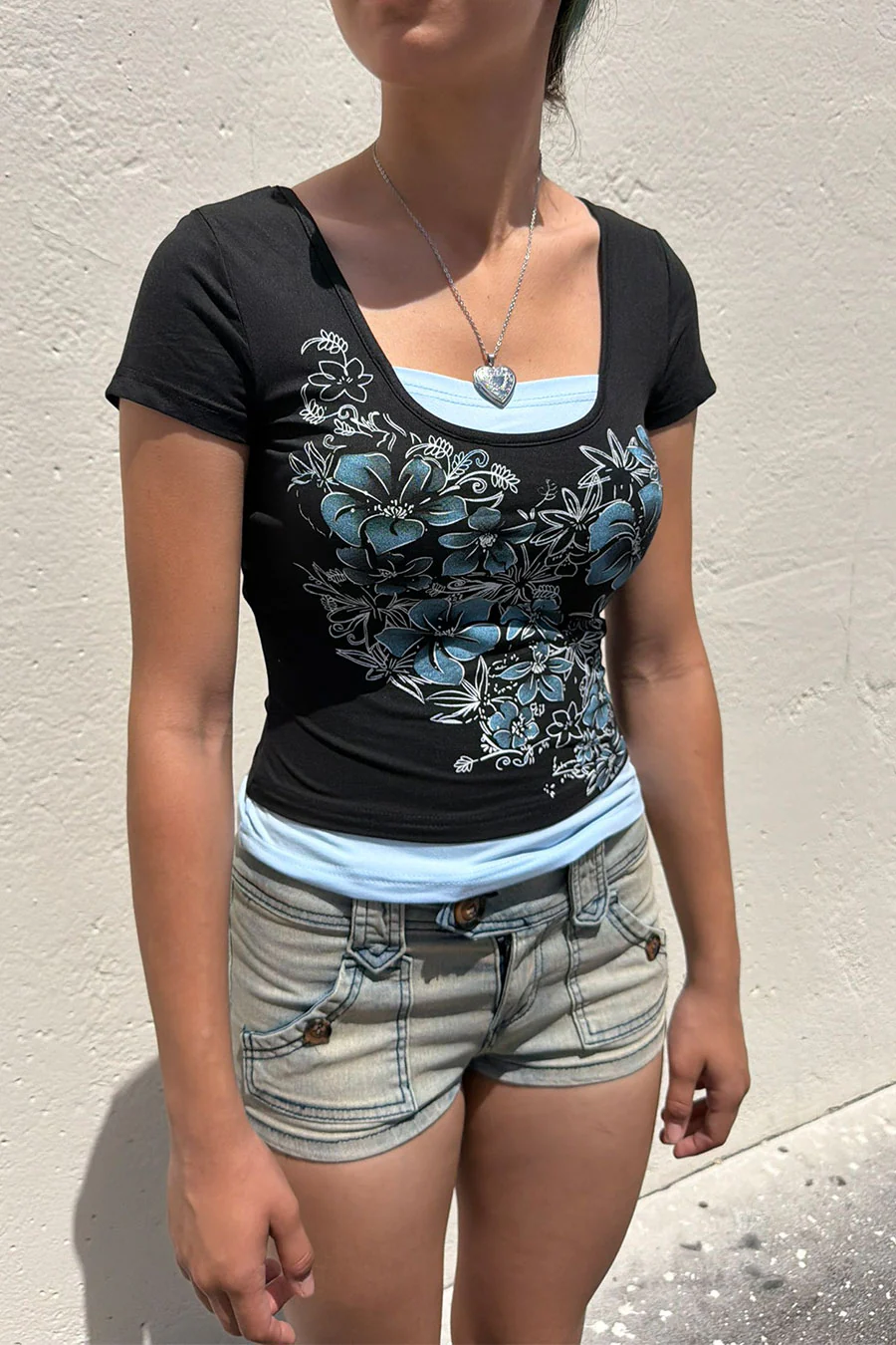 2000s Vintage Floral Print Contrast Faux-Layered Scoop Neck Short Sleeve Top - Image 4
