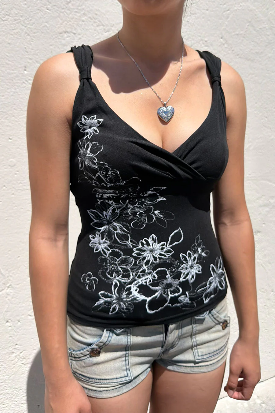 2000s Vintage Floral Print Sleeveless Surplice Tank Top with Waist Tie - Image 5