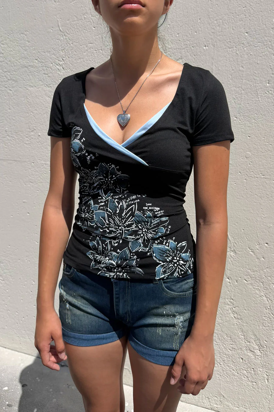 2000s Y2K Floral Print Teal/Black Contrast V-Neck Short Sleeve Top