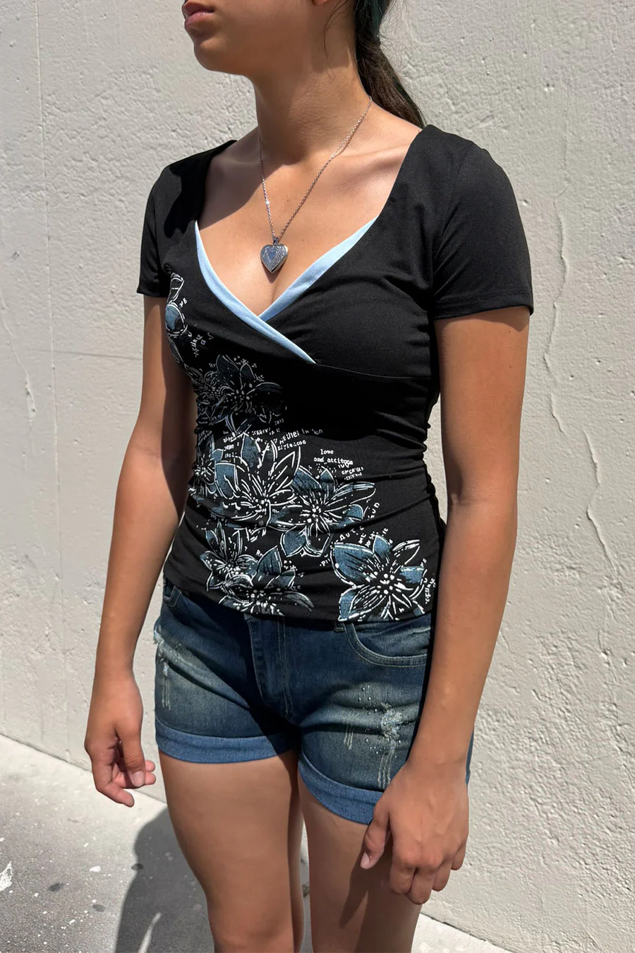 2000s Y2K Floral Print Teal/Black Contrast V-Neck Short Sleeve Top - Image 2
