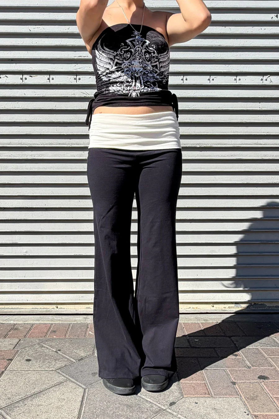 Basic Contrasting Color Folded Waist Yoga Pants - Image 11