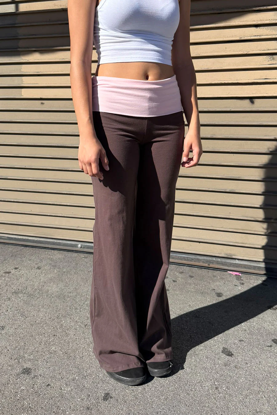 Basic Contrasting Color Folded Waist Yoga Pants - Image 13