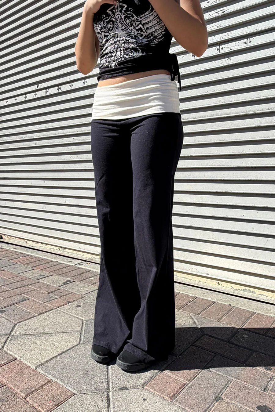 Basic Contrasting Color Folded Waist Yoga Pants - Image 2