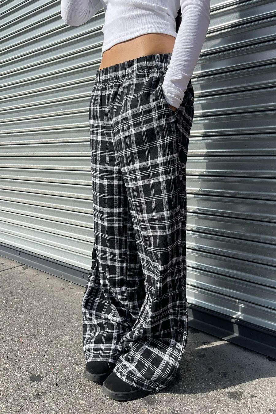 Basic Yarn-Dyed Plaid Flannel Pajama Pants with Side Pockets - Image 4