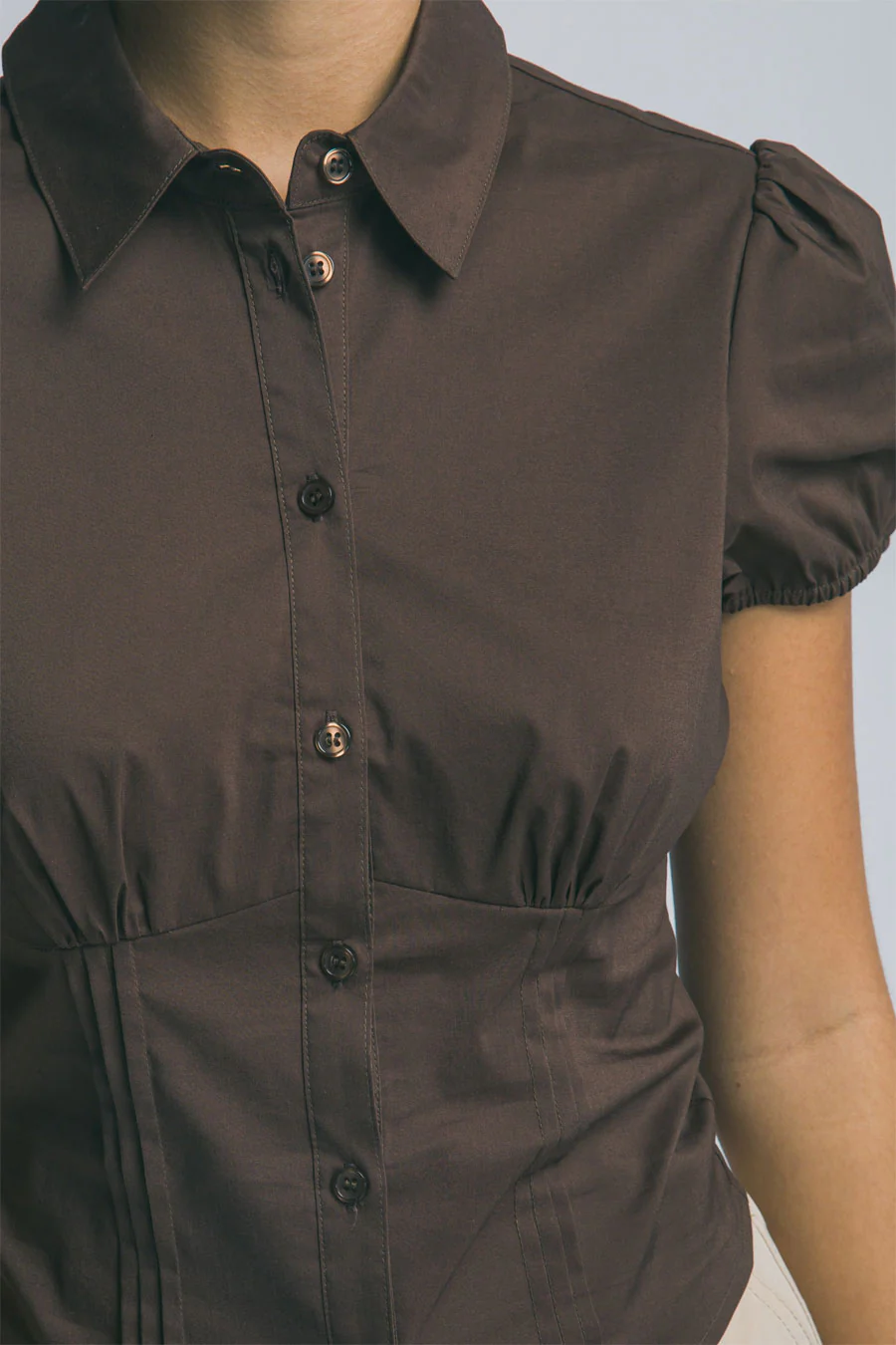 Clean Girl Puffed Short-Sleeve Button-Up Fitted Cotton Blend Shirt - Image 2