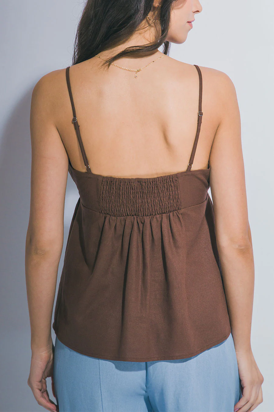 Linen-Blend Ruffled Edge Button-Decorated Cami Flowy Top - Image 15